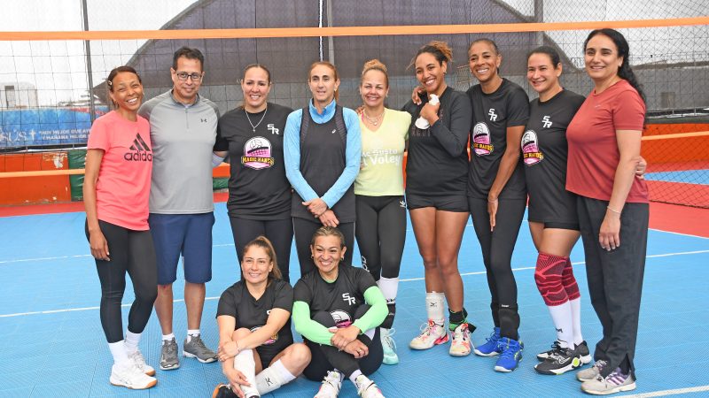 Exjugadora olímpica celebra la gran convocatoria del público por el Torneo Máster de Voleibol que se realizará este 16 y 17 de noviembre en el Coliseo Eduardo Dibós