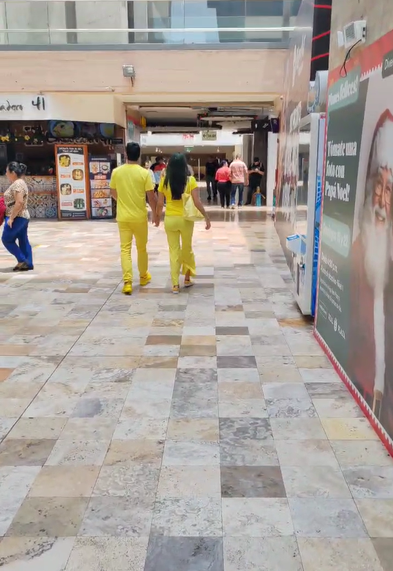 Personas vestidas de amarillo llenan las calles de Perú