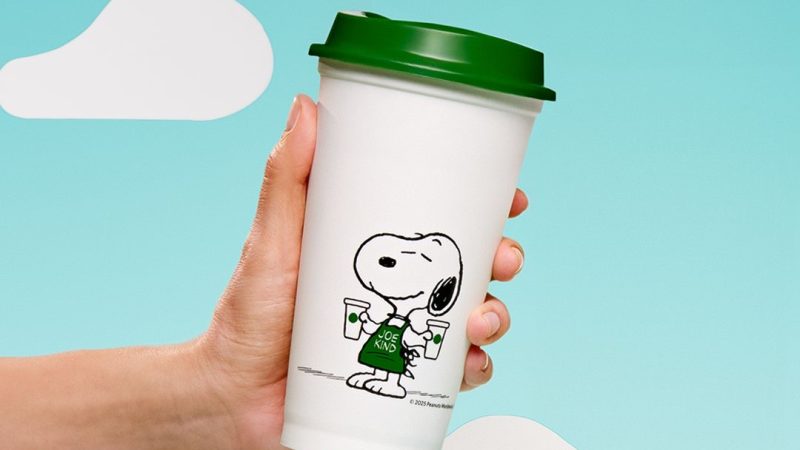 Starbucks x Peanuts celebran la alegría con un exclusivo vaso reusable de regalo