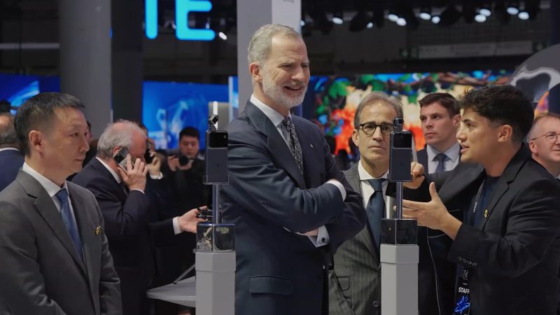Rey Felipe VI de España inauguró edición 20 del MWC y conoció el HONOR Robot Phone y el ecosistema AIoT de HONOR