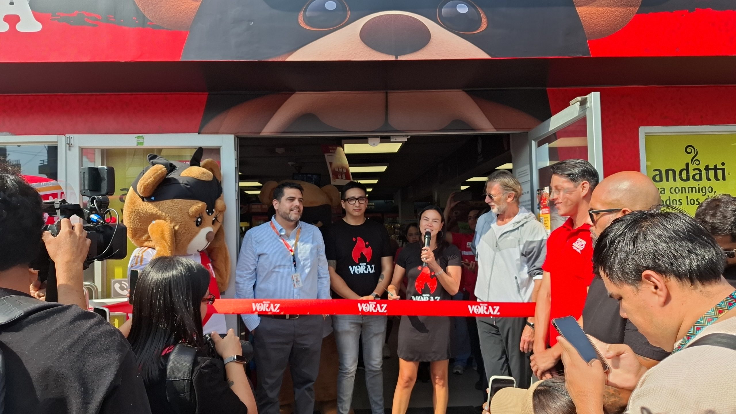 Voraz apertura primera tienda insignia en Oxxo: La marca de snacks realizó el anuncio en un evento junto al «Tigre» Gareca