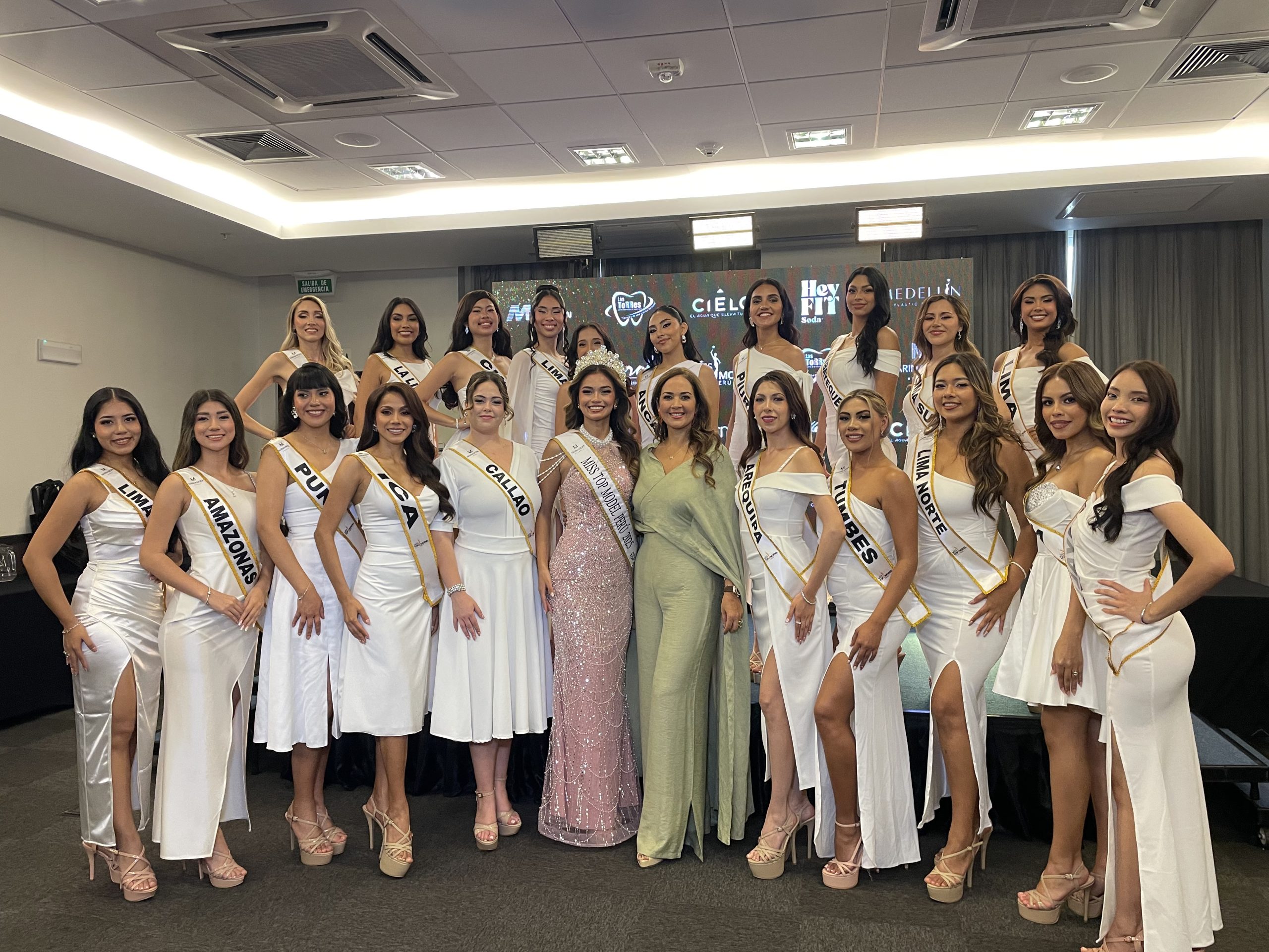 MISS TOP MODEL PERÚ REALIZÓ IMPOSICIÓN DE BANDAS A CANDIDATAS QUE AVANZAN A LA ETAPA PRELIMINAR