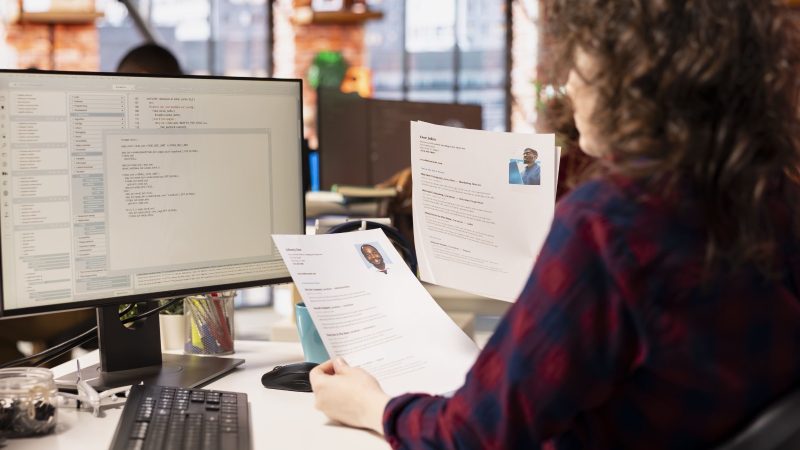 Más de 2,000 personas compiten por el mismo puesto: cómo hacer que tu CV pase el filtro de la IA