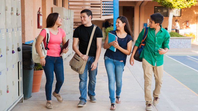 Acompañar a los estudiantes desde la secundaria: claves para construir su camino hacia la universidad y el futuro profesional