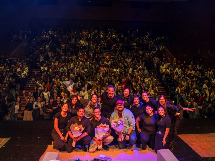 “FLORES EN LAS NUBES” SE ESTRENA CON LLENO TOTAL Y CONMUEVE AL PÚBLICO