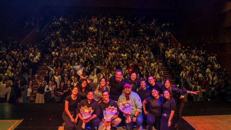 “FLORES EN LAS NUBES” SE ESTRENA CON LLENO TOTAL Y CONMUEVE AL PÚBLICO