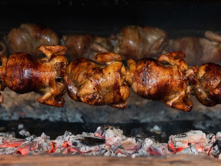 Tinajas Chicken & Grill compite entre las 15 mejores pollerías del país en los Premios Somos 2026