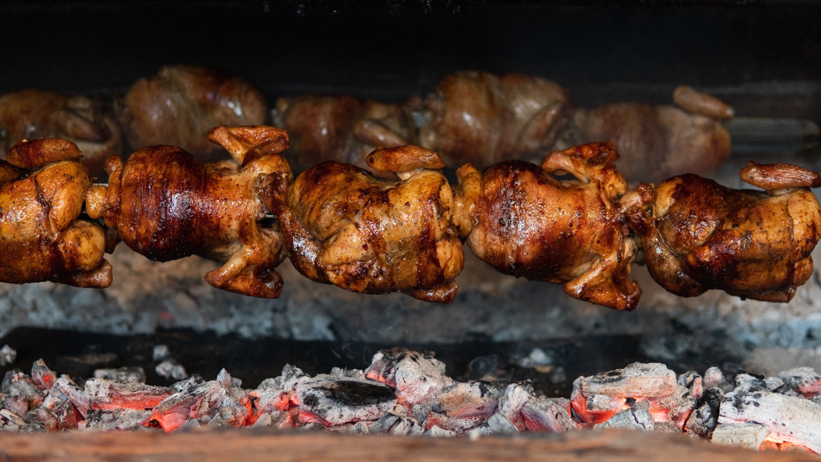 Tinajas Chicken & Grill compite entre las 15 mejores pollerías del país en los Premios Somos 2026