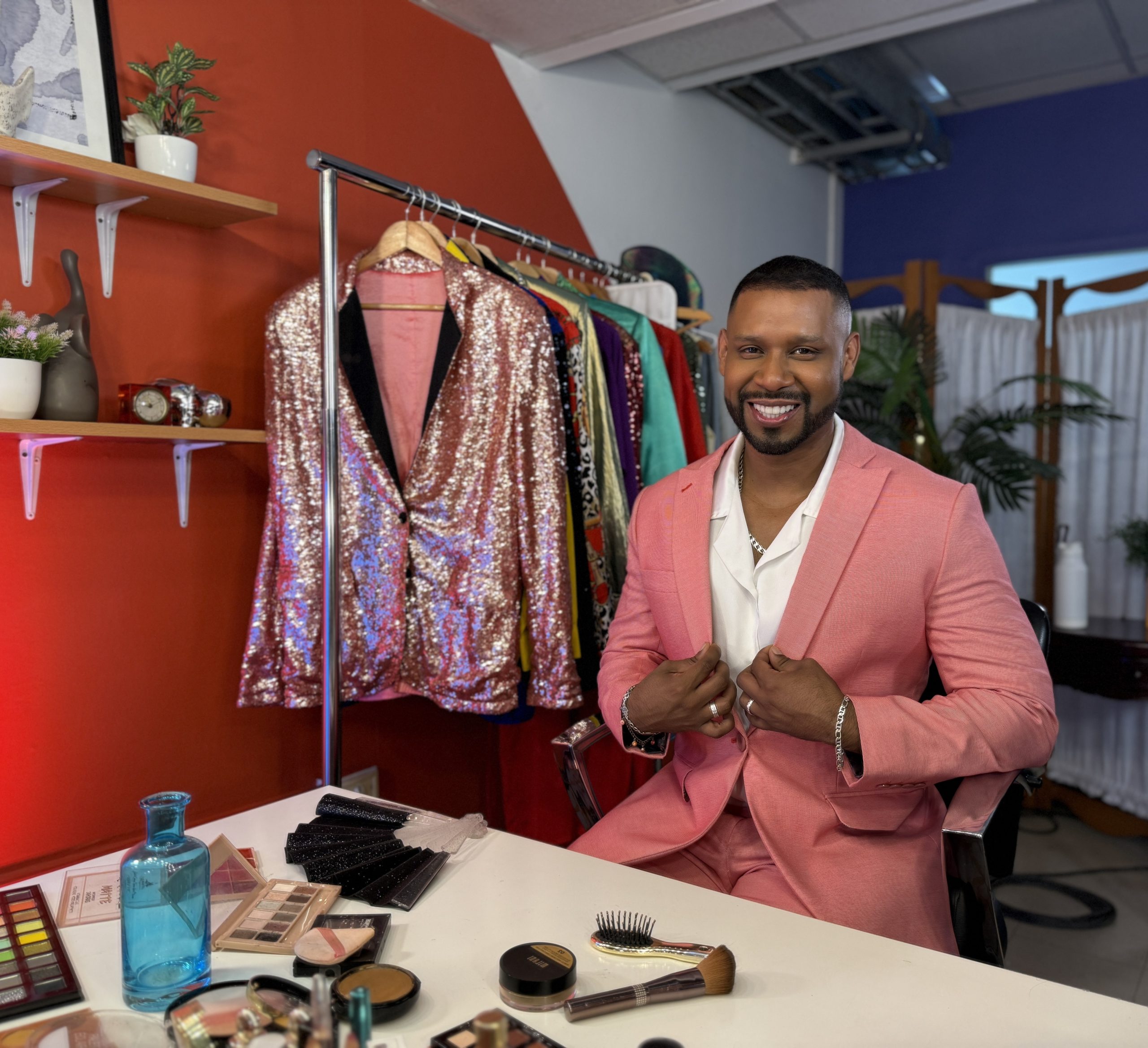 ¡EDSON DÁVILA LLEGA A LAS NOCHES DE AMÉRICA TELEVISIÓN CON “EDSON PA’ QUÉ MÁS”!