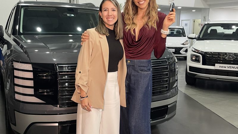 Hyundai renueva alianza con Anna Carina y realiza la entrega de laPALISADE Hybrid a Anna Carina 
