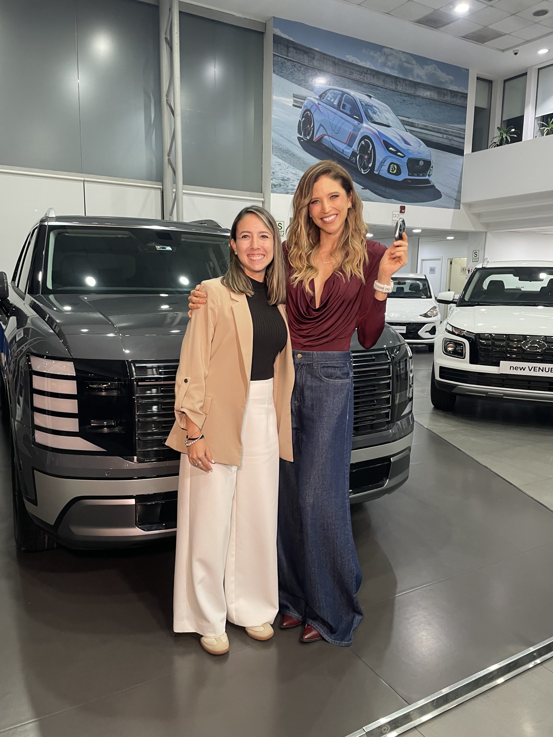 Hyundai renueva alianza con Anna Carina y realiza la entrega de laPALISADE Hybrid a Anna Carina 