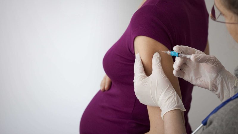 GINECÓLOGOS OBSTETRAS PIDEN AJUSTAR ESQUEMA DE VACUNACIÓN CONTRA EL VSR: MÁS SEMANAS DE APLICACIÓN Y COBERTURA ANUAL