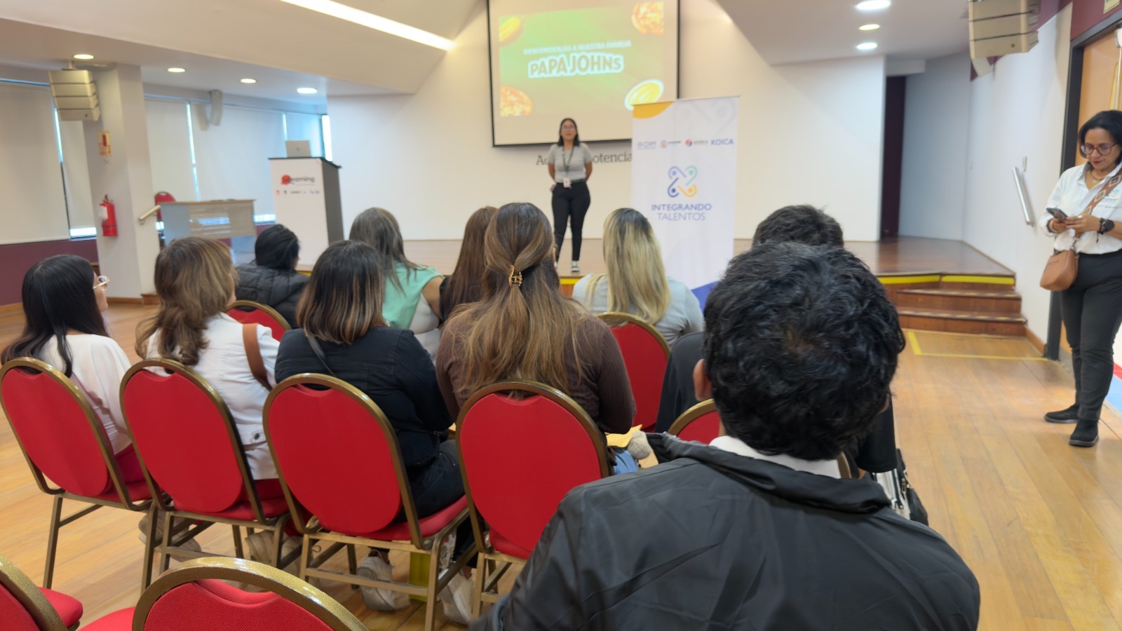 Capacitación gratuita abre oportunidades de empleos formales para jóvenes migrantes en el Perú