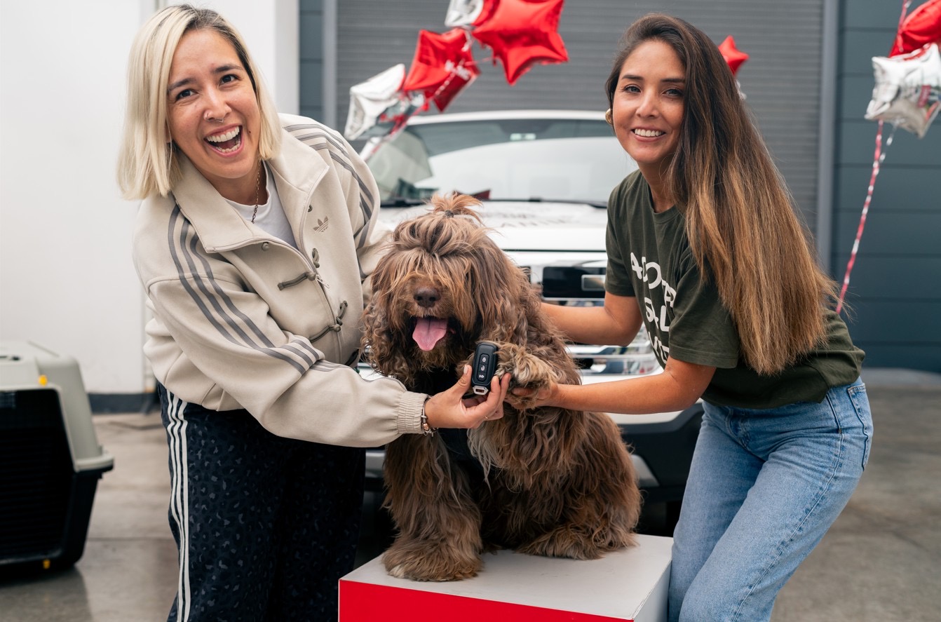 JMC fortalece su compromiso social y entrega una Grand Vigus a su embajadora de marca Tifa Grados para impulsar el rescate animal