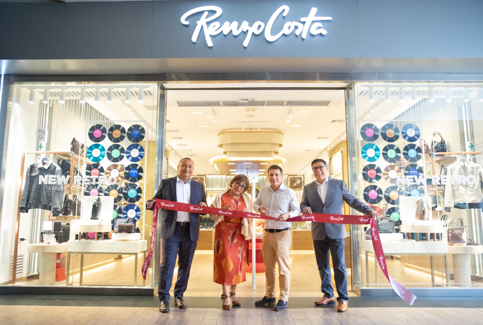 Renzo Costa presenta un nuevo concepto de tienda en Plaza San Miguel y marca una nueva etapa para sus espacios de compra