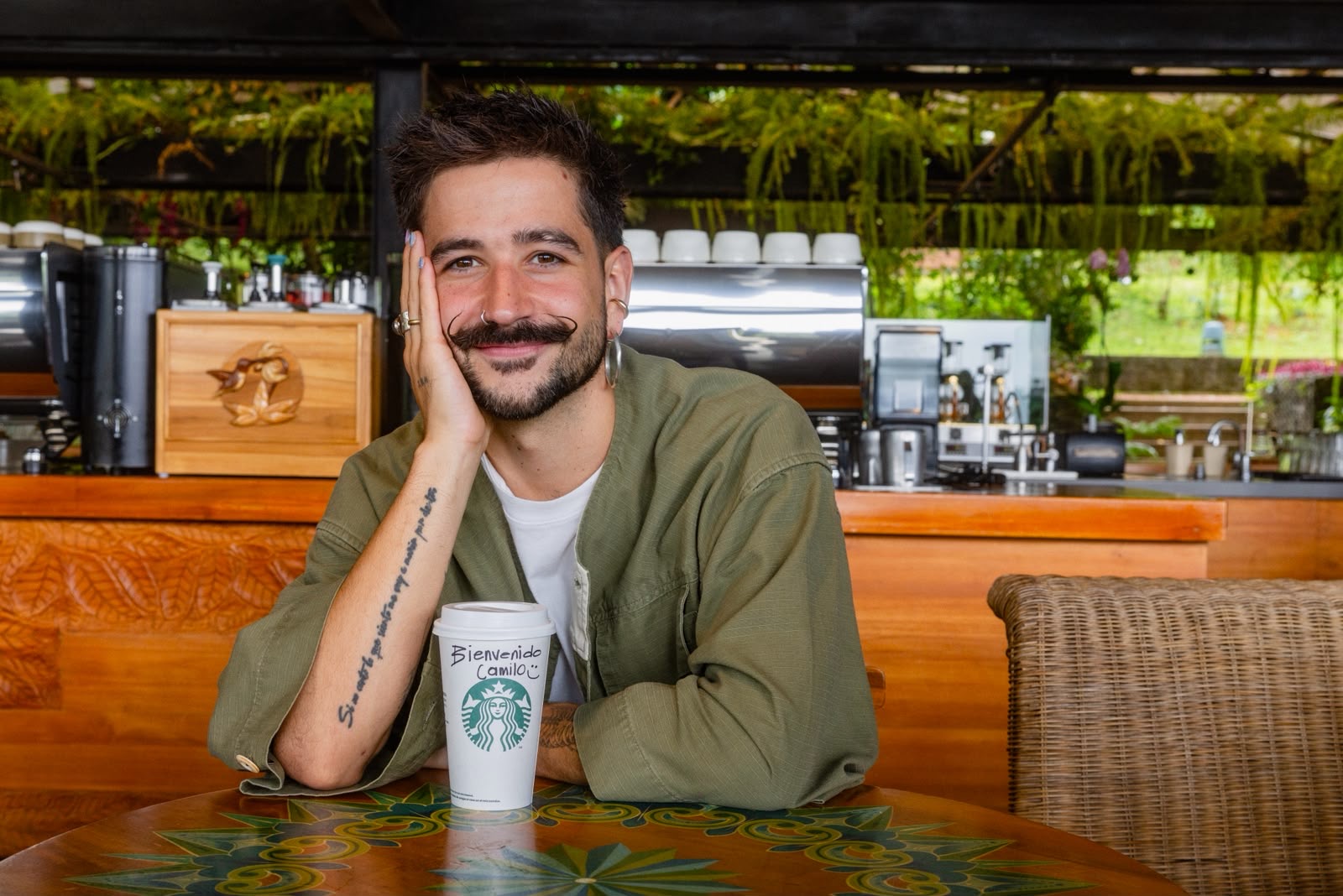 Starbucks® se une a Camilo para celebrar los rituales que conectan el café y la música