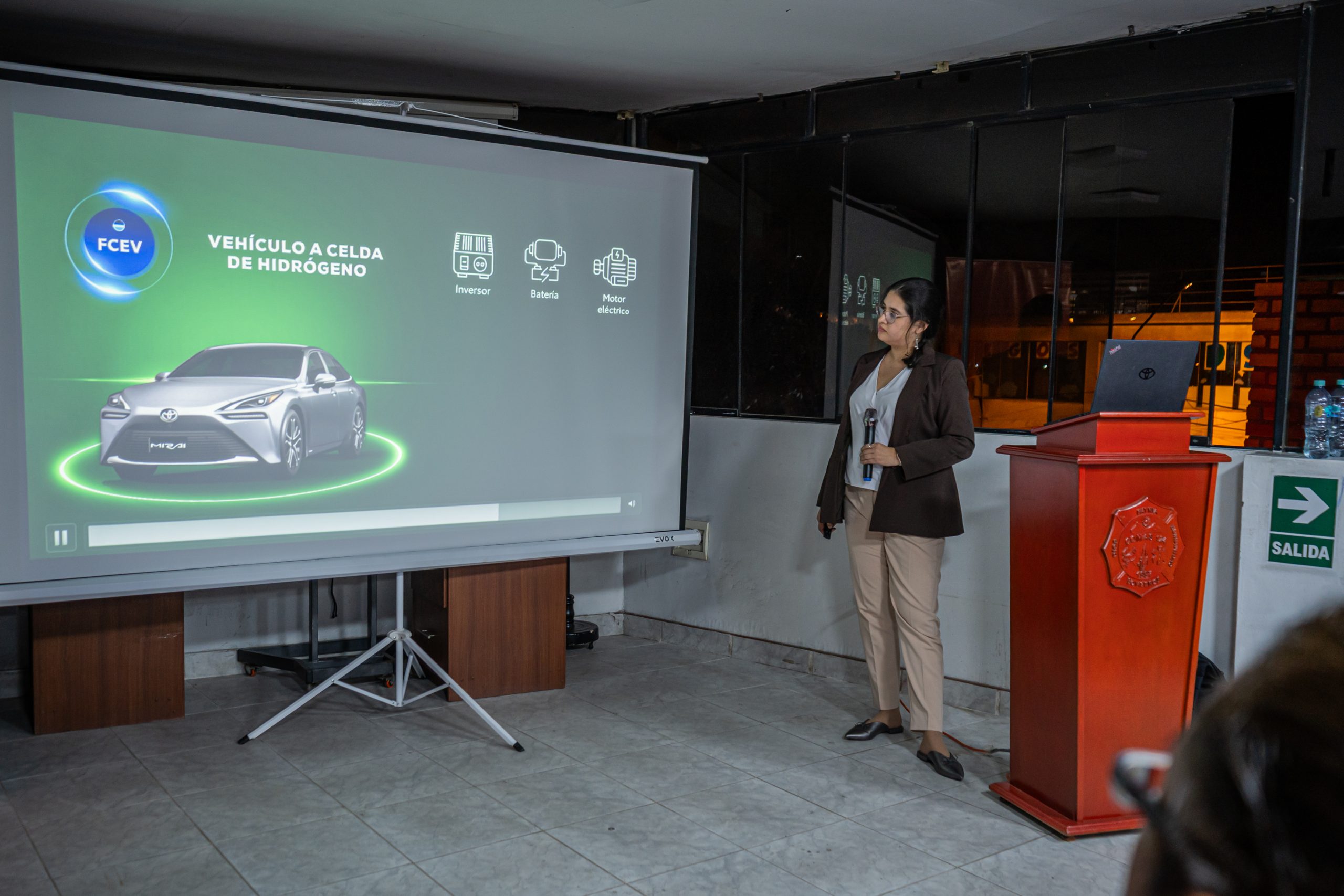 Bomberos de Lima Norte reciben capacitación para atender vehículos híbridos auto-recargables, híbridos enchufables y eléctricos